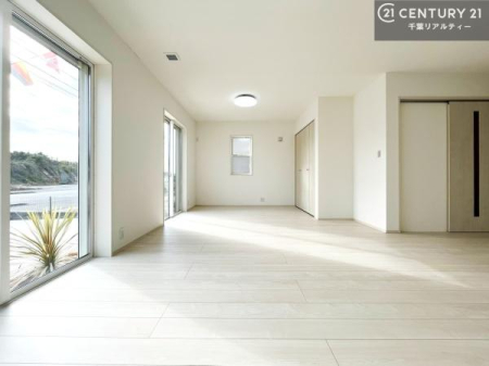 ���r���O �傫�ȑ����炽���Ղ�̗z���������閾�邢���r���O�B�J�����̂��郊�r���O�ŉƑ��c���̂��났�̎��Ԃ��߂����܂��B