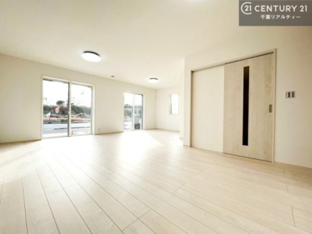 ���r���O �傫�ȑ����炽���Ղ�̗z���������閾�邢���r���O�B�J�����̂��郊�r���O�ŉƑ��c���̂��났�̎��Ԃ��߂����܂��B