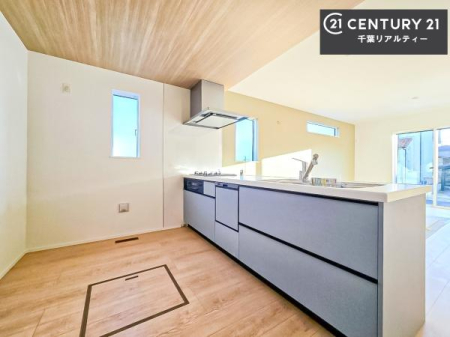 �L�b�`�� ��Ƃ肠�钲���X�y�[�X�ō�Ƃ����₷�����K�ȃL�b�`���ł��I
���q�l�ƈꏏ�ɂ��َq������y���߂�L�X�X�y�[�X�ł��B�y�����������ԂɂȂ肻���ł��ˁI