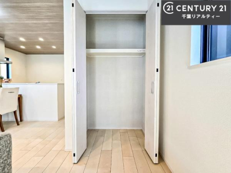 ���[ ���r���O���[�����邽�߁A��������}������ԂÂ��肪�\�B
���ł���������Ƃ������r���O��ۂĂ܂��B