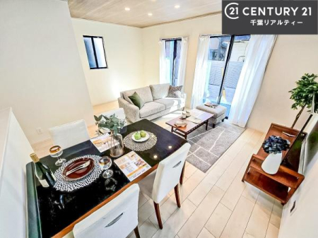 ���r���O ������A���R���������Ղ��������r���O������[���܂ł������葾�z�̌�������̂������B�����͏Ɩ����炸�̖��邳�ŁA�Ƒ����W�܂郊�r���O�������S�n�悢��ԂɂȂ�܂���