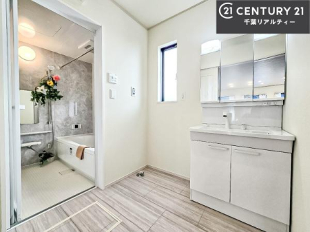 ���ʑ�E���ʏ� �O�ʋ��d�l�̐��ʏ��́A�g�����Ȃ݂����₷������I���͎��[�ɂȂ��Ă��܂��B�h���C���[�₨���ϓ����Еt������̂Ő��ʑ������X�b�L���ƌ����邱�Ƃ��o���܂��I