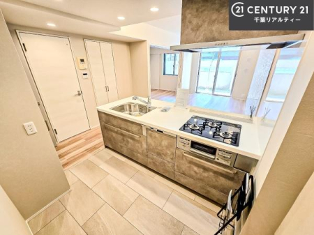 �L�b�`�� ��Ƃ肠�钲���X�y�[�X�ō�Ƃ����₷�����K�ȃL�b�`���ł��I
���q�l�ƈꏏ�ɂ��َq������y���߂�L�X�X�y�[�X�ł��B�y�����������ԂɂȂ肻���ł��ˁI