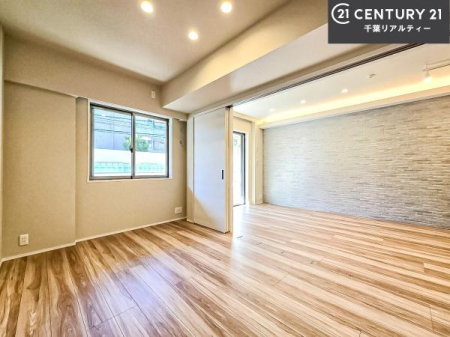 �m�� ���r���O�ɗאڂ����m���͉Ƒ��̃��C�t�X�^�C���ɍ��킹�ď_��Ɏg����֗��ȋ�ԁB�����J����΃��r���O�ƈ�̊��̂���L�X�Ƃ�����ԂɁA�߂�Η��q�p�̌��⃏�[�N�X�y�[�X�A�L�b�Y���[���Ƃ��Ă����􂵂܂��B