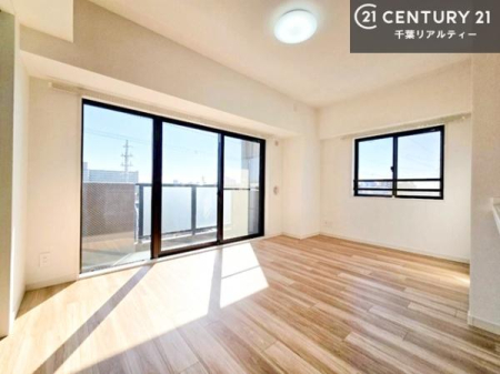 ���r���O �����ɂ������������邽�߁A���n�Ŏ��ۂ̍L�����������A���͋C��̊��ł��܂��B
���s���ɍ��킹�ăX�s�[�f�B�[�ɂ��ē��ł���̂ŁA���C�y�ɂ��₢���킹���������B