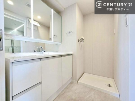 ���ʑ�E���ʏ� �O�ʋ��t���̐��ʉ��ϑ��������A�L�X�Ƃ������ʃX�y�[�X�B
��Ƃ肠��J�E���^�[�́A�A�C������������󕨂������ލ�Ƃɂ��g���₷���A�Ǝ����͂��ǂ�܂��B