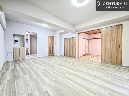 ���r���O �傫�ȑ����炽���Ղ�̗z���������閾�邢���r���O�B�J�����̂��郊�r���O�ŉƑ��c���̂��났�̎��Ԃ��߂����܂��B