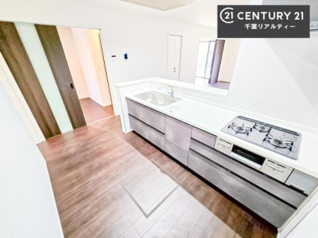 �L�b�`�� ��l�C�̑Ζʎ��V�X�e���L�b�`�����̗p���Ă��܂��I���Ƒ��̃R�~���j�P�[�V���������R�Ƒ�����݌v�ł��B
���q�l�ɂ��ڂ��͂��̂Ŋ������ł��ˁB�L�X�g���ĉ��K�ɍ�Ƃ��i�݂܂��I