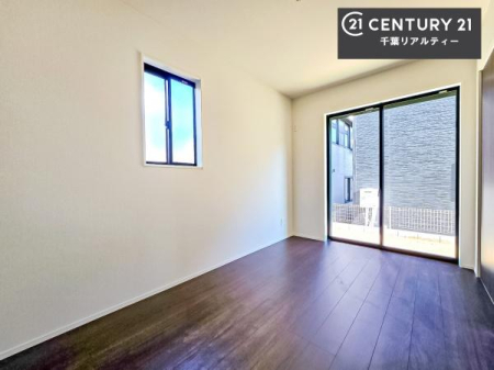 �m�� ���r���O�ɗאڂ����m���͉Ƒ��̃��C�t�X�^�C���ɍ��킹�ď_��Ɏg����֗��ȋ�ԁB�����J����΃��r���O�ƈ�̊��̂���L�X�Ƃ�����ԂɁA�߂�Η��q�p�̌��⃏�[�N�X�y�[�X�A�L�b�Y���[���Ƃ��Ă����􂵂܂��B