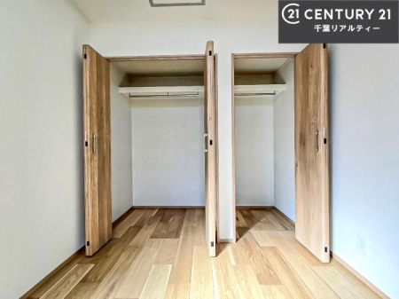 ���[ �N���[�[�b�g��2�J���ɔz�u�B
�ߗނ�ו���p�r�ʂɕ����Ď��[�ł��A�������ڂ��₷���Ԏ��ł��B