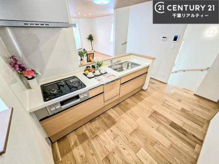 �L�b�`�� ��l�C�̑Ζʎ��V�X�e���L�b�`�����̗p���Ă��܂��I���Ƒ��̃R�~���j�P�[�V���������R�Ƒ�����݌v�ł��B
���q�l�ɂ��ڂ��͂��̂Ŋ������ł��ˁI�L�X�g���ĉ��K�ɍ�Ƃ��i�݂܂��B