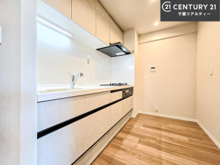 �L�b�`�� ��Ƃ肠�钲���X�y�[�X�ō�Ƃ����₷�����K�ȃL�b�`���ł��I
���q�l�ƈꏏ�ɂ��َq������y���߂�L�X�X�y�[�X�ł��B�y�����������ԂɂȂ肻���ł��ˁI