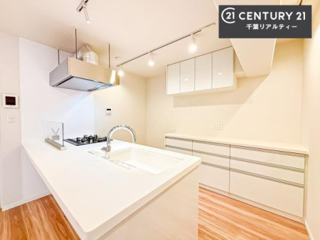 �L�b�`�� ��l�C�̑Ζʎ��V�X�e���L�b�`�����̗p���Ă��܂��I���Ƒ��̃R�~���j�P�[�V���������R�Ƒ�����݌v�ł��B
���q�l�ɂ��ڂ��͂��̂Ŋ������ł��ˁB�H���t���Ŗ����̉Ǝ����X���[�Y�ɁI