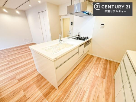 �L�b�`�� �J�b�v�{�[�h�t���̃L�b�`���ł��I
�L�b�`���͉����ƃK�`���K�`���������ł��B�d�q�����W�␆�ъ���u���܂����A��������̐H��͒I�Ɏ��[���\�ł��I