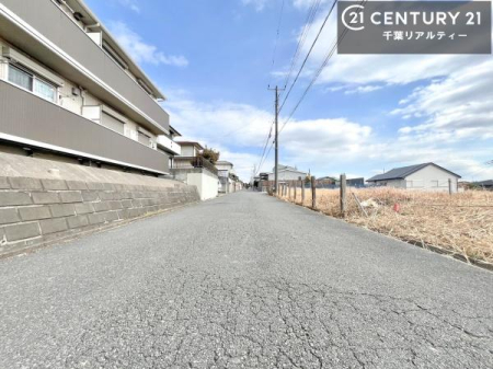 �O�ʓ��H�܂ތ��n�ʐ^ ������������Z��X�I���͂ɂ͍����������Ȃ��A�󂪍L���J����������A�z�����傫���Ղ��邱�Ƃ�����܂���B�C�����̗ǂ������ʂ蔲����X���݂ł��B