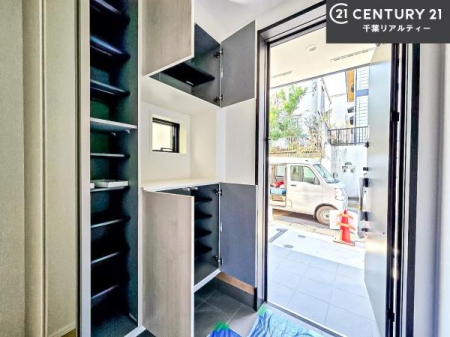 ���� �V���[�Y�{�b�N�X�t���Ȃ̂ŁA���ւ��Еt�����|�������₷���ł��I
�X�b�L���������ւŌ˂��J�����u�ԁA�������̂���S�n������Ԃ��o�}���Ă���܂��B

