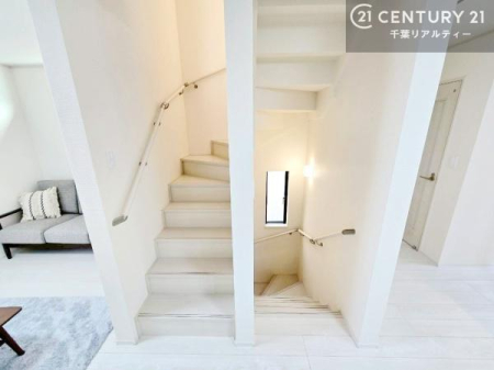 ���r���O ���r���O�K�i���̗p���邱�ƂŁA�Ƒ������R�Ɗ�����킹�铮���݌v�B
�O�o��A��̍ۂɕK�����r���O��ʂ邽�߁A�R�~���j�P�[�V���������܂�₷���A�Ƒ��̋C�z�������Ȃ����点�܂��B