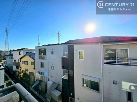 �Z�˂���̒��]�ʐ^ 3�K���Ẵo���R�j�[�́A���̐S�n�悢�������𗁂тȂ���̂ЂƂƂ���A�镗�ɓ�����Ȃ���̃����b�N�X�^�C���ɍœK�B���󕨂�z�c���������K�ɍs���A���p���Ɖ��K�������˔��������͓I�ȃX�y�[�X�ł��B