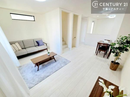 ���r���O �Q�K���r���O�Ȃ̂ŊO������̎������͂��ɂ����A�J�����Ɨ��������𗼗��B
�Ƒ��c���̎��Ԃ͂������A���났�̂ЂƂƂ����������y���߂܂��B