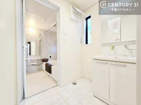 ���ʑ�E���ʏ� �O�ʋ��t���̐��ʉ��ϑ��������A�L�X�Ƃ������ʃX�y�[�X�B
��Ƃ肠��J�E���^�[�́A�A�C������������󕨂������ލ�Ƃɂ��g���₷���A�Ǝ����͂��ǂ�܂��B