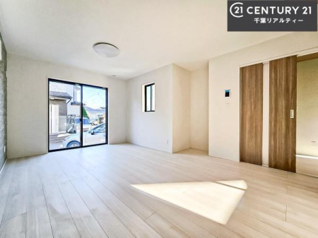 ���r���O �S�n�ǂ����r���O�͉Ƒ������R�ƏW�܂�܂��B�Ƒ��c�R�̎��Ԃ����������ł��B���Ƒ��ƁA����w�[���������Ԃ��߂��������ł��ˁB