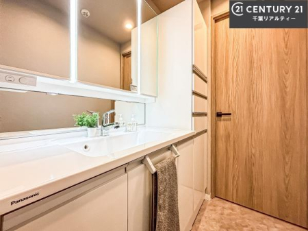 ���ʑ�E���ʏ� �O�ʋ��d�l�̐��ʏ��́A�g�����Ȃ݂����₷������I���͎��[�ɂȂ��Ă��܂��B�h���C���[�₨���ϓ����Еt������̂Ő��ʑ������X�b�L���ƌ����邱�Ƃ��o���܂��I