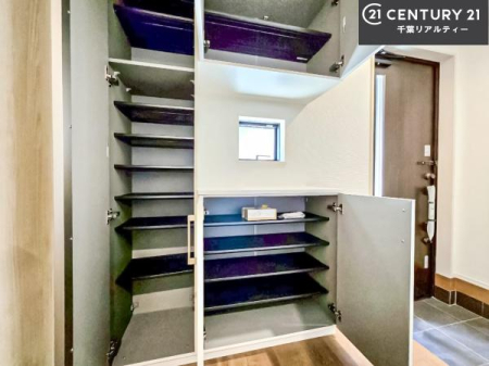 ���� �V���[�Y�{�b�N�X�t���Ȃ̂ŁA���ւ��Еt�����|�������₷���ł��I
�X�b�L���������ւŌ˂��J�����u�ԁA�������̂���S�n������Ԃ��o�}���Ă���܂��B