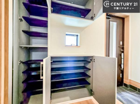 ���� �V���[�Y�{�b�N�X�t���Ȃ̂ŁA���ւ��Еt�����|�������₷���ł��I
�X�b�L���������ւŌ˂��J�����u�ԁA�������̂���S�n������Ԃ��o�}���Ă���܂��B