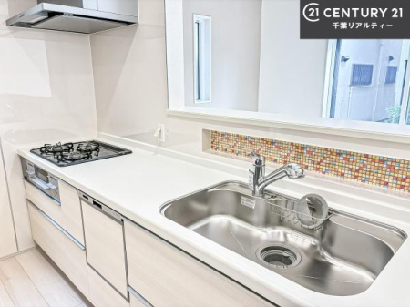 �L�b�`�� ��l�C�̑Ζʎ��V�X�e���L�b�`�����̗p���Ă��܂��I���Ƒ��̃R�~���j�P�[�V���������R�Ƒ�����݌v�ł��B
���q�l�ɂ��ڂ��͂��̂Ŋ������ł��ˁB�L�X�g���ĉ��K�ɍ�Ƃ��i�݂܂��B