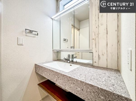 ���ʑ�E���ʏ� �O�ʋ��d�l�̐��ʏ��́A�g�����Ȃ݂����₷������I���͎��[�ɂȂ��Ă��܂��B�h���C���[�₨���ϓ����Еt������̂Ő��ʑ������X�b�L���ƌ����邱�Ƃ��o���܂��I