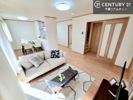 ���r���O �傫�ȑ����炽���Ղ�̗z�����������ށA���邭�J���I��LDK�B
�Ƒ������R�ƏW�܂�A�S�n�悢���Ԃ��߂������Ԃł��B