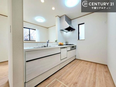 �L�b�`�� ��l�C�̑Ζʎ��V�X�e���L�b�`�����̗p���Ă��܂��I���Ƒ��̃R�~���j�P�[�V���������R�Ƒ�����݌v�ł��B
���q�l�ɂ��ڂ��͂��̂Ŋ������ł��ˁB�L�X�g���ĉ��K�ɍ�Ƃ��i�݂܂��I