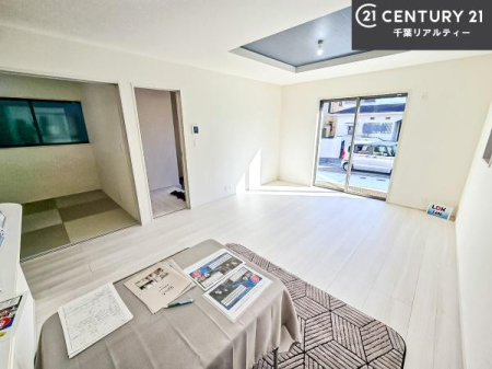 ���r���O �傫�ȑ����炽���Ղ�̗z���������閾�邢���r���O�B�J�����̂��郊�r���O�ŉƑ��c���̂��났�̎��Ԃ��߂����܂��B