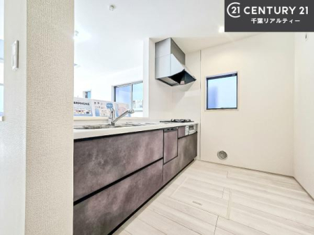 �L�b�`�� ��l�C�̑Ζʎ��V�X�e���L�b�`�����̗p���Ă��܂��I���Ƒ��̃R�~���j�P�[�V���������R�Ƒ�����݌v�ł��B
���q�l�ɂ��ڂ��͂��̂Ŋ������ł��ˁI�L�X�g���ĉ��K�ɍ�Ƃ��i�݂܂��B