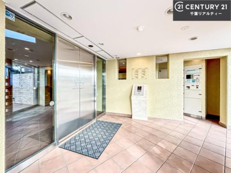 �G���g�����X ��؂Ȃ��q�l���}����G���g�����X�́A�z���ɕ�܂ꂽ�S�n�悢��ԁB
�Z�܂����̌ւ������������A�㎿�ȘȂ܂��ł��B