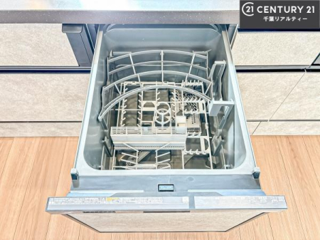 �L�b�`�� �H��@�t���̃L�b�`���ł��I�Z���������r��h�~�Ƃ��đ�ϊ��􂷂�֗��Ȏd�l�ł��I�r���g�C���Ȃ̂ŃL�b�`���̏ꏊ����炸�����X�y�[�X���L���g�����Ƃ��o���܂��I