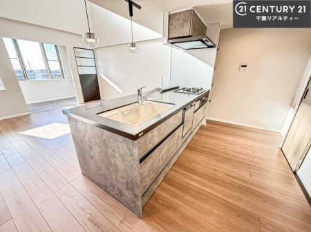 �L�b�`�� ��l�C�̑Ζʎ��V�X�e���L�b�`�����̗p���Ă��܂��I���Ƒ��̃R�~���j�P�[�V���������R�Ƒ�����݌v�ł��B
���q�l�ɂ��ڂ��͂��̂Ŋ������ł��ˁI�L�X�g���ĉ��K�ɍ�Ƃ��i�݂܂��B