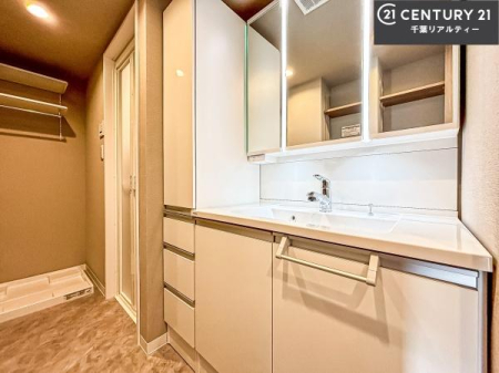 ���ʑ�E���ʏ� �O�ʋ��d�l�̐��ʏ��́A�g�����Ȃ݂����₷������I���͎��[�ɂȂ��Ă��܂��B�h���C���[�₨���ϓ����Еt������̂Ő��ʑ������X�b�L���ƌ����邱�Ƃ��o���܂��I