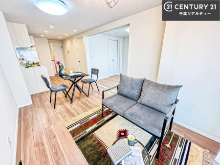 ���r���O �傫�ȑ����炽���Ղ�̗z�����������ށA���邭�J���I��LDK�B
�Ƒ������R�ƏW�܂�A�S�n�悢���Ԃ��߂������Ԃł��B