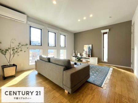 ���r���O ��؂ȉƑ����W�܂邩�炱��LDK�ɂ͂�����肽���B
�q�����������C�ɏ΂��Ȃ��瑖�����Ă���p�����������u�L���Ƃɂ��ėǂ������v�Ǝv���u�Ԃł��B