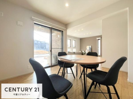 ���r���O �D�����z���܂肪���r���O����ł���ċ��S�n�̗ǂ���Ԃ����o���Ă���܂��I
���R�ƉƑ����W����b��������S�n�悢��ԁI