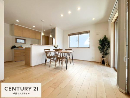 ���r���O �S�n�ǂ����r���O�͉Ƒ������R�ƏW�܂�܂��B�Ƒ��c�R�̎��Ԃ����������ł��B���Ƒ��ƁA����w�[���������Ԃ��߂��������ł��ˁB���邭�J���I�ȋ�Ԃł��B