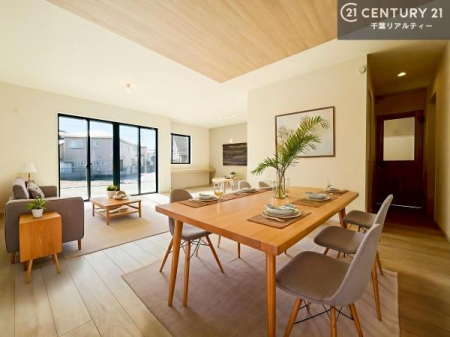 ���r���O �Ƌ��CG�p�[�X�ł��B�J�����̂���L�XLDK�I�\�t�@�[��_�C�j���O�e�[�u����u���Ă������ɂȂ�Ȃ��̂ŉ��K�ɉ߂����܂��I�R�~���j�P�[�V���������₷�����r���O�ł��I