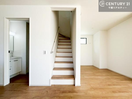 ���̑����� ���r���O�C���K�i�ŃR�~���j�P�[�V���������₷�����r���O�I�K�i�͖��邭�萠������Ă��܂��B���q�l�₲�N�z�̕������S���Ă����p�����܂��ˁI