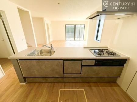 �L�b�`�� ��l�C�̑Ζʎ��V�X�e���L�b�`�����̗p���Ă��܂��I���Ƒ��̃R�~���j�P�[�V���������R�Ƒ�����݌v�ł��B
���q�l�ɂ��ڂ��͂��̂Ŋ������ł��ˁI�L�X�g���ĉ��K�ɍ�Ƃ��i�݂܂��B