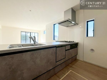 �L�b�`�� ��l�C�̑Ζʎ��V�X�e���L�b�`�����̗p���Ă��܂��I���Ƒ��̃R�~���j�P�[�V���������R�Ƒ�����݌v�ł��B
���q�l�ɂ��ڂ��͂��̂Ŋ������ł��ˁB�L�X�g���ĉ��K�ɍ�Ƃ��i�݂܂��B