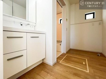 ���ʑ�E���ʏ� �O�ʋ��d�l�̐��ʏ��́A�g�����Ȃ݂����₷������I���͎��[�ɂȂ��Ă��܂��B�h���C���[�₨���ϓ����Еt������̂Ő��ʑ������X�b�L���ƌ����邱�Ƃ��o���܂��I