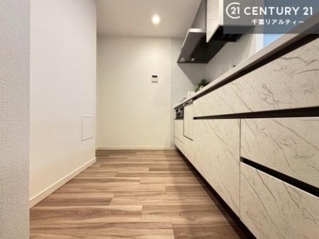 �L�b�`�� ��Ƃ肠�钲���X�y�[�X�ō�Ƃ����₷�����K�ȃL�b�`���ł��I
���q�l�ƈꏏ�ɂ��َq������y���߂�L�X�X�y�[�X�ł��B�y�����������ԂɂȂ肻���ł��ˁI