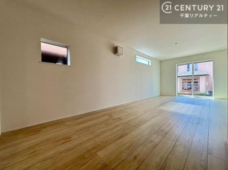 ���r���O �z���������閾�邢���r���O�B�Ƒ��c���̂��났�̎��Ԃ��߂����܂��B