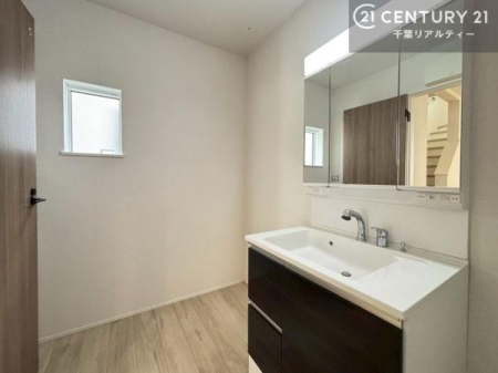 ���ʑ�E���ʏ� �O�ʋ��d�l�̐��ʏ��́A�g�����Ȃ݂����₷������I���͎��[�ɂȂ��Ă��܂��B�h���C���[�₨���ϓ����Еt������̂Ő��ʑ������X�b�L���ƌ����邱�Ƃ��o���܂��I